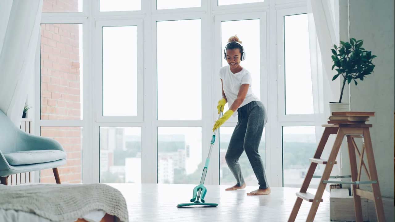 మీ ఇల్లు ఎప్పుడైతే అందంగా మెరిసిపోతుందో అప్పుడు మీ ఇంట్లో లక్ష్మీదేవి కొలువై ఉంటుందంట.రోజుల కొంత సమయం మీరు మీ ఇంటికి కేటాయించి ఇంటిని అందంగా, పూల మొక్కలు, తోరణాలతో డెకరేట్ చేసి, ఇళ్లును నీట్‌గా ఉంచడం వలన ఇంట్లో డబ్బు నిలుస్తుందంట.