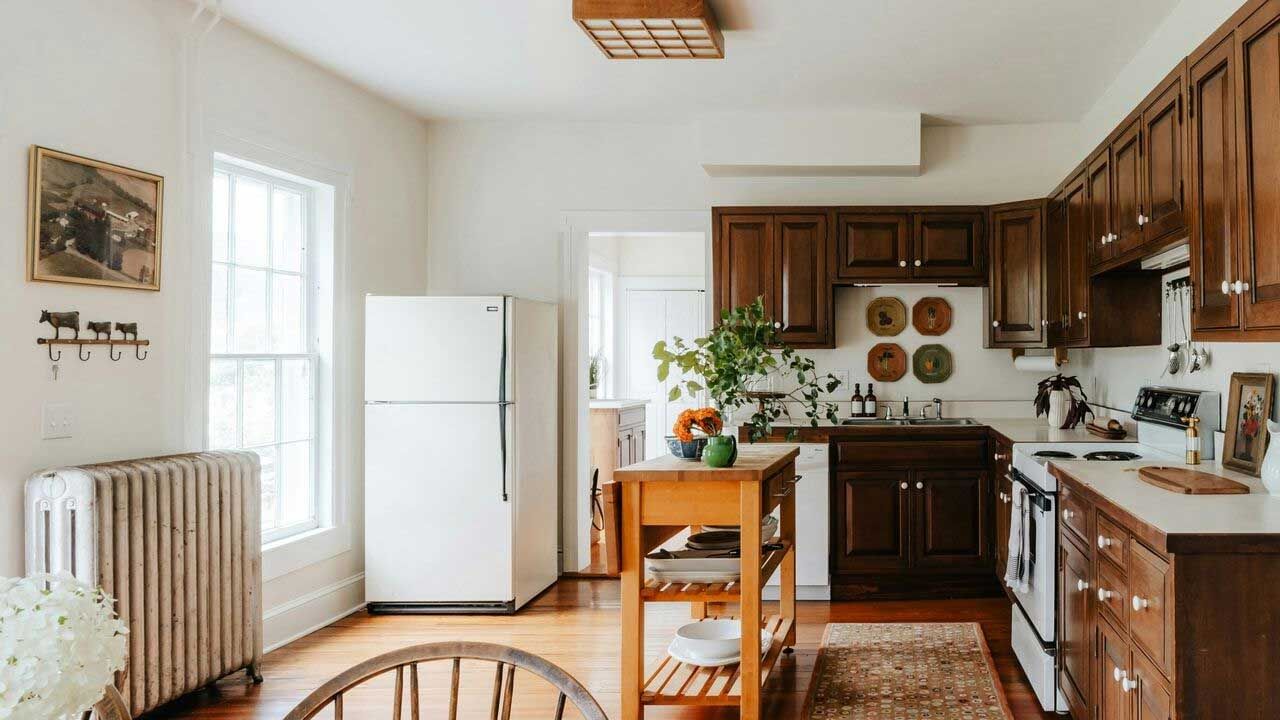 ఇంట్లో అవసరం లేని వస్తువులు ఉంచకూడదంట. దీని వలన ప్రతి కూల ప్రభావం చూపిస్తుందంట. అంతే కాకుండా పగిలిన ఫొటో ఫ్రేమ్స్, పగిలిన వస్తువులు అస్సలే ఉంచకూడదంట. వాటిని తీసేయడం వలన ఆర్థికంగా కలిసి వస్తుందంట.