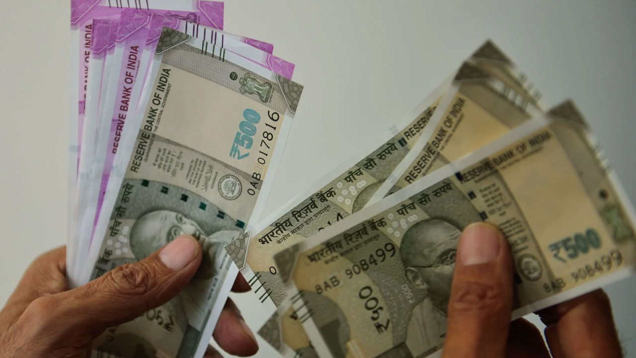 చాలా మంది డబ్బు సంపాదిస్తారు కానీ, డబ్బులను పొదుపు చేయలేరు. అందుకే మంత్‌ ఎండ్‌ వచ్చేసరికి చిన్ని చిన్న అప్పులు చేయడం, ఏదైనా పెద్ద అవసరమో, అపదో వస్తే.. పెద్ద మొత్తంలో అప్పులు చేయడం లాంటివి చేస్తుంటారు. కానీ, పొదుపు చేస్తే అలాంటి ఇబ్బందులు ఉండవు. ఆ పొదుపు చిన్న మొత్తంలో అయినా సరే.. కచ్చితంగా అవసరానికి అక్కరకు వస్తుంది. పెద్దగా ఏం అవసరం లేదు.. చాలా మందికి రోజు టీ తాగే అలవాటు ఉంటుంది. 