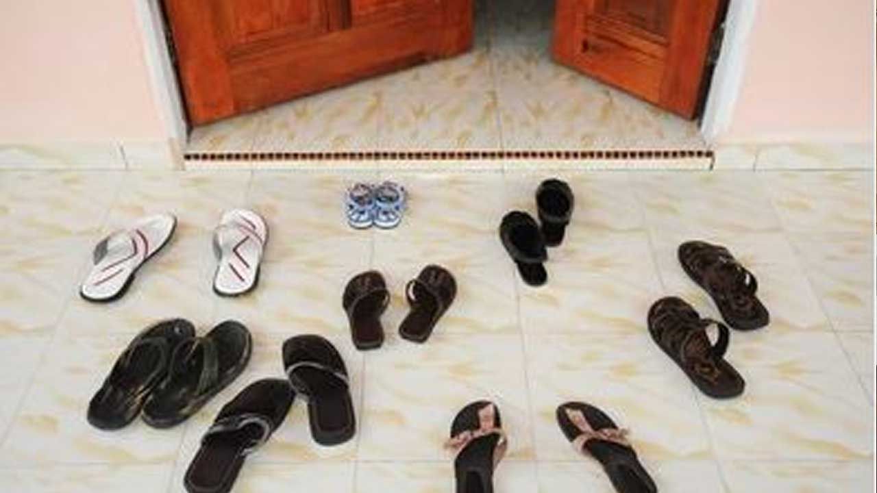 ఇంటి ప్రధాన ద్వారం వద్ద చెప్పులు అస్సలే విడవకూడదంట.దీని వలన నెగిటివ్ ఎనర్జీ ఏర్పడటమే కాకుండా ఆర్థికపరమైన నష్టాలు ఎదుర్కోక తప్పదంట.సంపద నశిస్తుందంట.