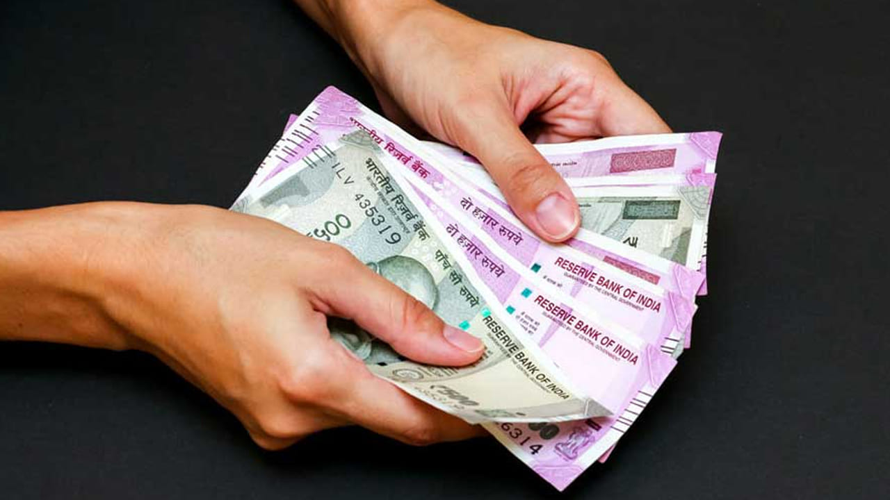 సుకన్య సమృద్ధి పాలసీ కింద పోస్ట్ ఆఫీస్ లేదా బ్యాంకులో ఖాతా తెరవవచ్చు. దీనికి అమ్మాయి జనన ధృవీకరణ పత్రం, తల్లిదండ్రుల గుర్తింపు కార్డు, చిరునామా రుజువు, పాన్ కార్డ్ అవసరం. ఇందులో మీరు నెలకు రూ. 500 పెట్టుబడి పెడుతూ.. 15 ఏళ్లు కొనసాగిస్తే.. రూ.90 వేలు జమ అవుతుంది. దీనిపై రూ.1,87,103 వడ్డీ లభిస్తుంది. పథకం మెచ్యూరిటీ అనంతరం మీకు రూ.₹2,77,103 లభిస్తుంది. ఇలా మీరు వడ్డీ రూపంలోనే ఏకంగా సుమారు రూ.2 లక్షలు సొంతం చేసుకోవచ్చు.