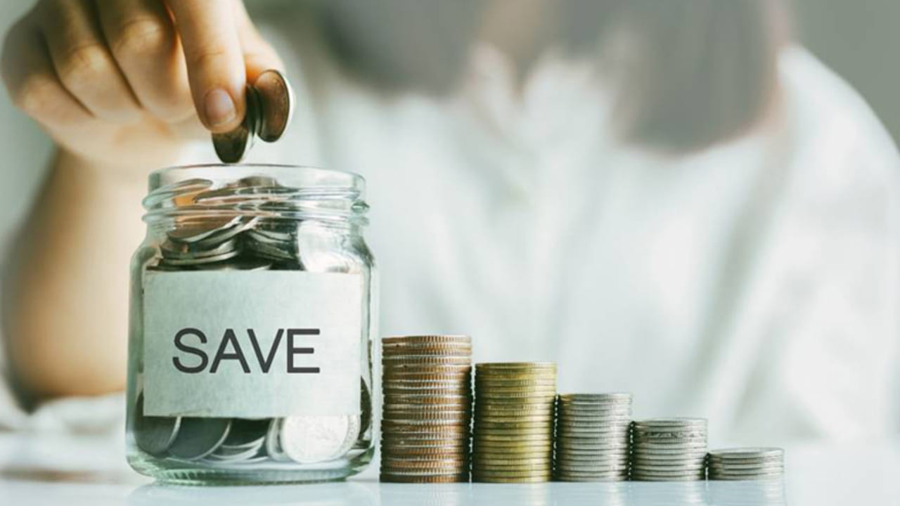 ఒకవేళ మీరు ఈ పథకంలో నెలకు రూ.1000 పెడితే 15 ఏళ్లలో ₹1.80 లక్షలు జమ అవుతుంది. దానిపై ₹3,74,206 వడ్డీ. మొత్తం ₹5,54,206 వస్తుంది. ఈ పథకంలో ఏటా కనీసం రూ.250 పెట్టుబడి పెట్టొచ్చు. గరిష్టంగా రూ.1,50,000 వరకు పెట్టుబడి పెడుతూ వెళ్లొచ్చు. ఒక కుటుంబంలో గరిష్టంగా ఇద్దరు ఆడపిల్లలకు ఈ ఖాతాలు తెరవవచ్చు. కవలలు ఉంటే ఎక్కువ ఖాతాలు తెరవవచ్చు. రూ.1.5 లక్షల వరకు పన్ను  మినహాయింపు కూడా ఉంటుంది. 