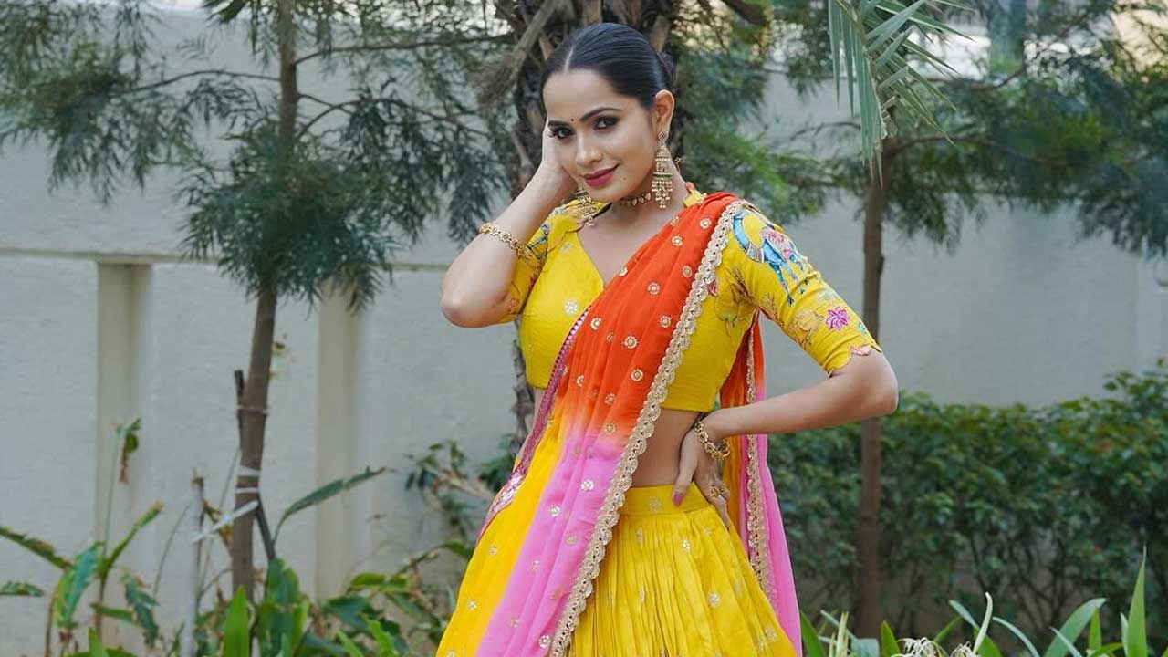 తెలుగులోనే కాకుండా ఈ బ్యూటీ కన్నడ బిగ్ బాస్కు వెళ్లి కూడా అక్కడ తన ఆట తీరుతో అందరినీ ఆకట్టుకుందంట. కానీ కన్నడ బిగ్ బాస్లోకి వెళ్లిన తర్వాత అనారోగ్యం కారణంతో మధ్యలోనే సెల్ఫ్ ఎలిమినెట్ అయ్యి బయటకు వచ్చినట్లు సమాచారం.