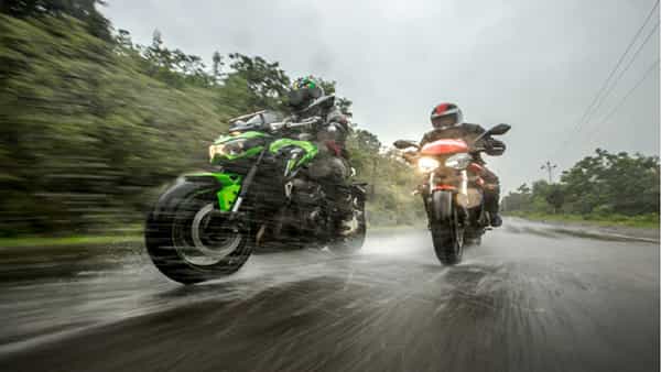 Bike Tips: ముందు జాగ్రత్తతో ముప్పు నుంచి రక్షణ.. వర్షాకాలంలో ద్విచక్రవాహనదారులు ఈ చిట్కాలు పాటించాల్సిందే..!