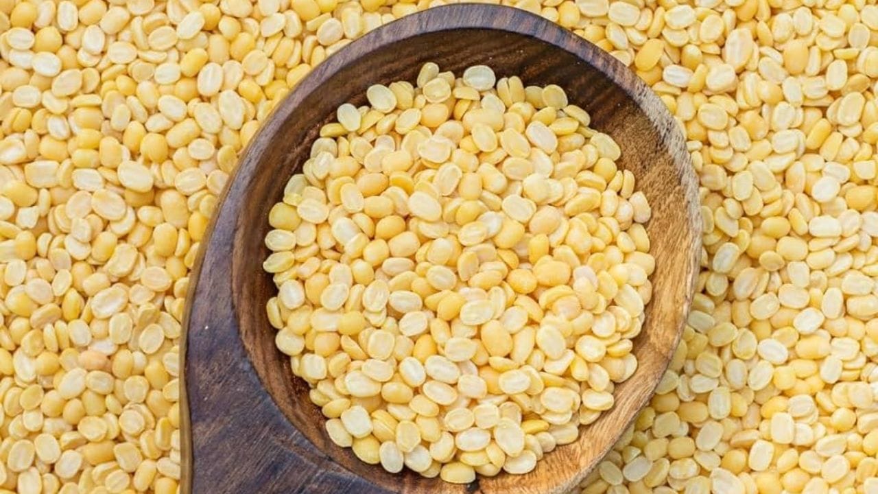 పెసరపప్పు ప్రోటీన్‌, ఫైబర్‌ లతో సమృద్ధిగా ఉంటుంది. ఇది శరీరానికి తక్కువ సమయంలో అవసరమైన శక్తిని అందిస్తూ.. ఆకలిని నియంత్రించేలా సహాయపడుతుంది. దీని వల్ల తరచూ తినాలనే భావన తగ్గిపోతుంది. దీంతో అధికంగా తినకుండా ఉండటం వల్ల కొవ్వు క్రమంగా తగ్గుతుంది.