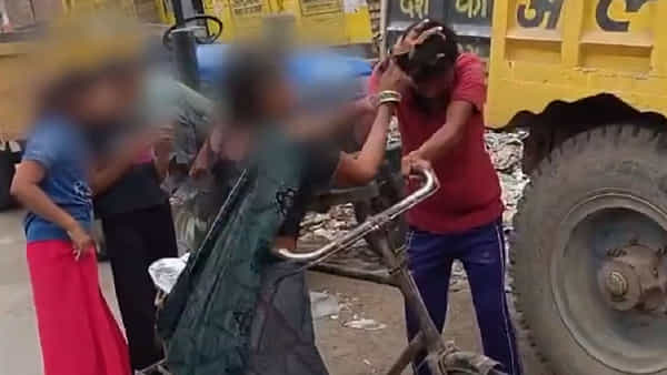 Viral Video: కూతురిని వేదించినందుకు చెప్పుతో ఉతికిన తల్లి... కేవలం 6 సెకన్లలోనే 15 సార్లు బాదుడే బాదుడు