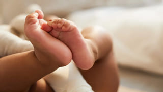 ఇంటి ముందు ప్రత్యక్షమైన విశిష్ట అతిథిని చూసి ఖంగుతిన్న తెనాలి రౌడీ షీటర్లు..!