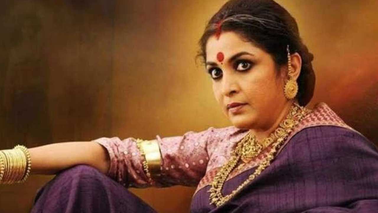 టాలీవుడ్ సీనియర్ హీరోయిన్ రమ్య కృష్ణ గురించి ప్రత్యేకంగా చెప్పాల్సిన పని లేదు.ఈమె హీరోయిన్‌గా తన సత్తా చాటింది. తర్వాత అమ్మ పాత్రలు చేసి కూడా మంచి పేరు సంపాదించుకుంది. ముఖ్యంగా బాహుబలి సినిమాలో ఈ నటి అమ్మ పాత్రలో అద్భుతంగా నటించారు. శివగామి పాత్రలో ఒదిగిపోయి చాలా బాగా నటించి మంచి గుర్తింపు తెచ్చుకుంది.