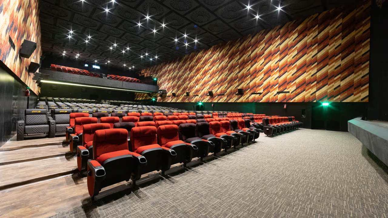 ఓ సినిమాకు 30 కోట్ల గ్రాస్ వస్తే.. ఎగ్జిబిటర్ షేర్‌లో తొలివారం 25 శాతం.. రెండో వారం 45 శాతం.. మూడో వారం 60 శాతం.. మిగిలిన వారాలు 70 శాతం డిమాండ్ చేస్తున్నారు. అలాగే రూ. 10 కోట్ల నుంచి 30 కోట్ల గ్రాసర్స్‌కు.. 1వ వారం 40 శాతం.. 2వ వారం 50 శాతం.. 3వ వారం 60 శాతం.. మిగిలిన వారాలు 70 శాతం డిమాండ్ చేస్తున్నారు. 10 కోట్ల లోపు గ్రాసర్స్‌కు 1వ వారం 50 శాతం.. 2వ వారం 60 శాతం.. మిగిలిన వారాలు 70 శాతం అడుగుతున్నారు.