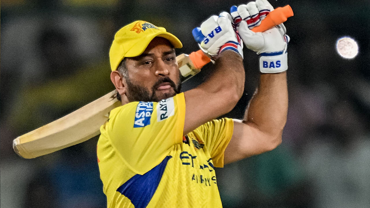 ప్లేఆఫ్స్‌లో అత్యధిక పరుగులు చేసిన కెప్టెన్ ఎంఎస్ ధోని. ఈ అనుభవజ్ఞుడు 23 ప్లేఆఫ్ మ్యాచ్‌ల్లో 132 స్ట్రైక్ రేట్‌తో 523 పరుగులు చేశాడు.