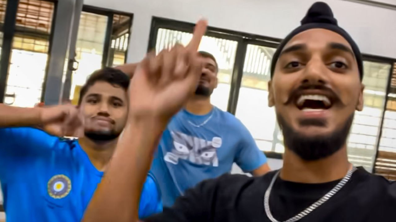 ముషీర్ ఖాన్, భారత టెస్ట్ స్టార్ సర్ఫరాజ్ ఖాన్ తమ్ముడు. క్రికెట్ అభిమానులకు సుపరిచితుడైన ముషీర్, అండర్-19 ప్రపంచకప్లో అద్భుతమైన ప్రదర్శనతో అందరి దృష్టిని ఆకర్షించాడు. రంజీ ట్రోఫీలో కూడా ముంబై తరపున అద్భుతంగా రాణించి, రంజీ ట్రోఫీ ఫైనల్లో సెంచరీ సాధించిన అతి చిన్న వయస్కుడిగా సచిన్ టెండూల్కర్ రికార్డును బద్దలు కొట్టాడు.