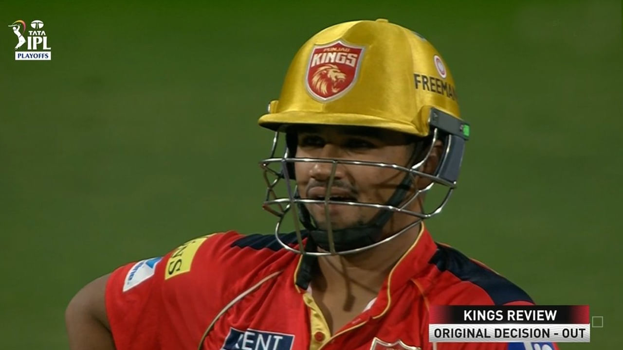 ఈ మ్యాచ్ ముషీర్కు ఐపీఎల్ అరంగేట్రం మాత్రమే కాదు, అతని ప్రొఫెషనల్ టీ20 కెరీర్లో ఇదే మొదటి మ్యాచ్ కావడం విశేషం. ముంబై తరపున టీ20 ఫార్మాట్లో ముషీర్ ఇంతకుముందు ఆడలేదు. ఇదే అతని ప్రత్యేకమైన ఘనతకు కారణమైంది. ప్రపంచ క్రికెట్ చరిత్రలో ప్లేఆఫ్ మ్యాచ్లో టీ20 అరంగేట్రం చేసిన మొదటి ఆటగాడిగా ముషీర్ ఖాన్ చరిత్ర సృష్టించాడు. ఐపీఎల్ చరిత్రలో ప్లేఆఫ్ మ్యాచ్లో అరంగేట్రం చేసిన ఆటగాళ్లు 84 మంది ఉన్నప్పటికీ, ముషీర్ ముందు ఎవరూ ప్లేఆఫ్ మ్యాచ్లో తమ తొలి టీ20 మ్యాచ్ ఆడలేదు.