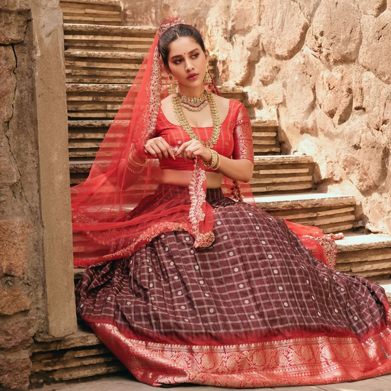 తెలుగులో అందం, అభినయంతో కట్టిపడేసిన హీరోయిన్లలో నభా నటేష్ ఒకరు. ఇస్మార్ట్ శంకర్ సినిమాతో సూపర్ హిట్ అందుకున్న ఈ అమ్మడు ఆ తర్వాత కొన్నాళ్లపాటు సినిమాలకు దూరమయ్యింది. యాక్సిడెంట్ కారణంగా ఇండస్ట్రీలో సైలెంట్ అయినట్లు చెప్పుకొచ్చింది. 