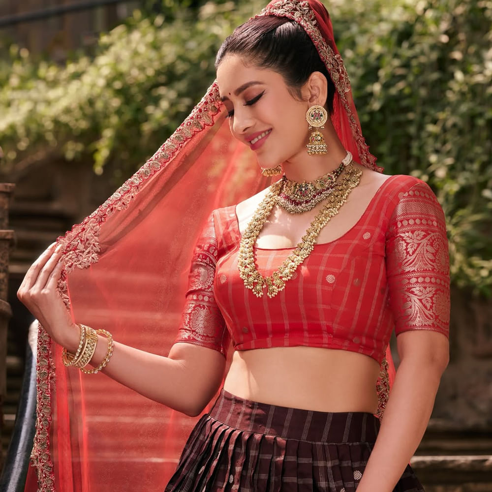 ఇక ఇప్పుడిప్పుడే ఇండస్ట్రీలోకి రీఎంట్రీ ఇచ్చిన ఈ అమ్మడు వరుస సినిమాలతో అలరిస్తుంది. హిట్టు, ప్లాపులతో సంబంధం లేకుండా బ్యాక్ టూ బ్యాక్ చిత్రాలతో ప్రేక్షకులను మెప్పిస్తుంది ఈ ముద్దుగుమ్మ. 