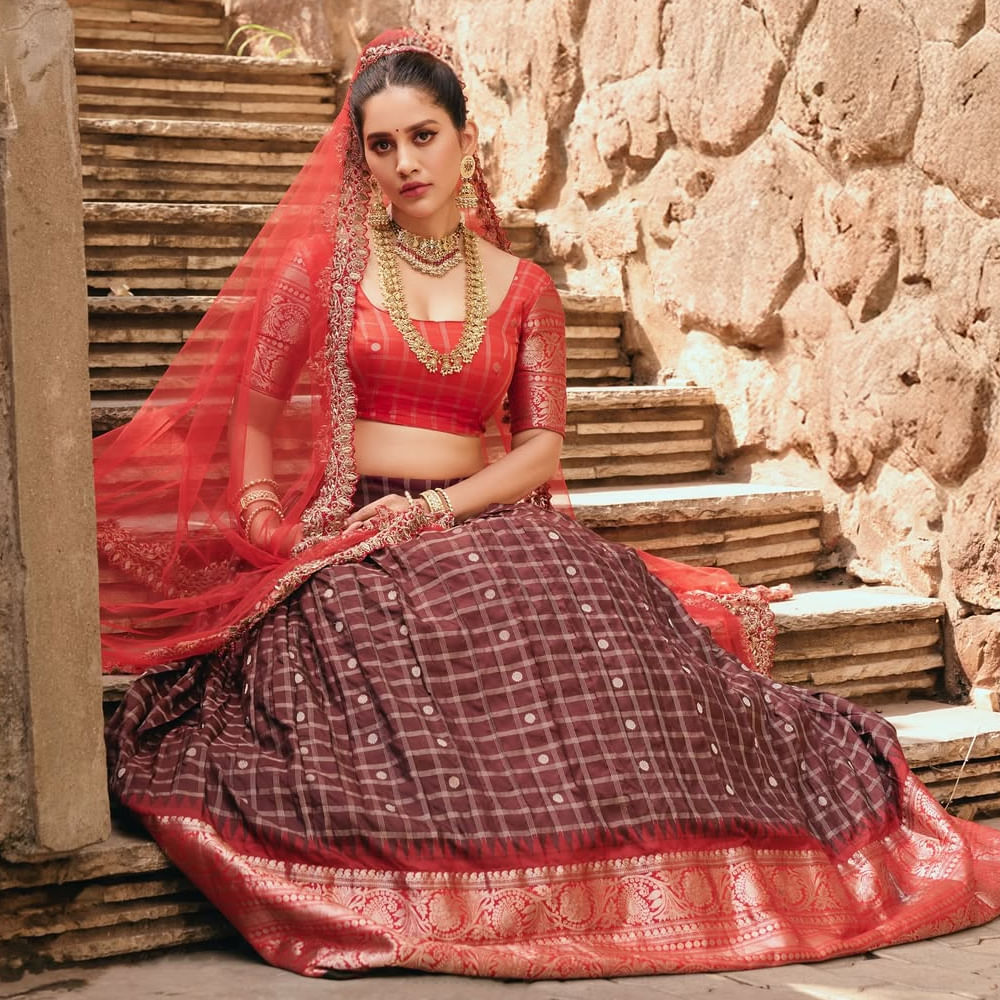 నిఖిల్ సిద్ధార్థ్ సరసన స్వయంభు చిత్రంలో నటిస్తుంది నభా నటేష్. ఇందులో వారియర్ ప్రిన్సెస్ పాత్రలో నటిస్తుంది. అలాగే పెదకాపు ఫేమ్ విరాట్ కర్ణ హీరోగా నటిస్తున్న నాగబంధంలోనూ నటిస్తుంది. 