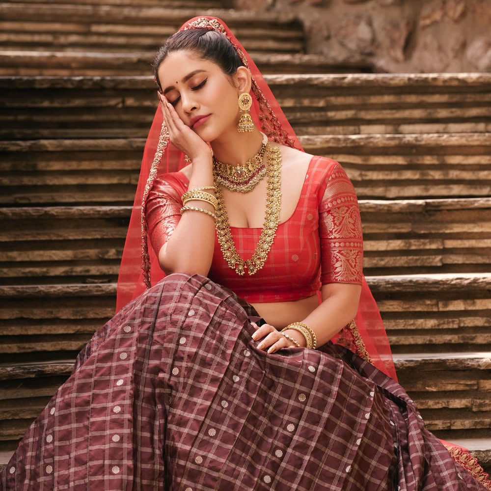 ఇదిలా ఉంటే.. తాజాగా సోషల్ మీడియాలో నభా నటేష్ షేర్ చేసిన ట్రెడిషనల్ ఫోటోషూట్ కట్టిపడేస్తుంది. లంగావోణిలో అచ్చం యువరాణిలా ముస్తాబై మరింత అందంగా కనిపిస్తుంది. 