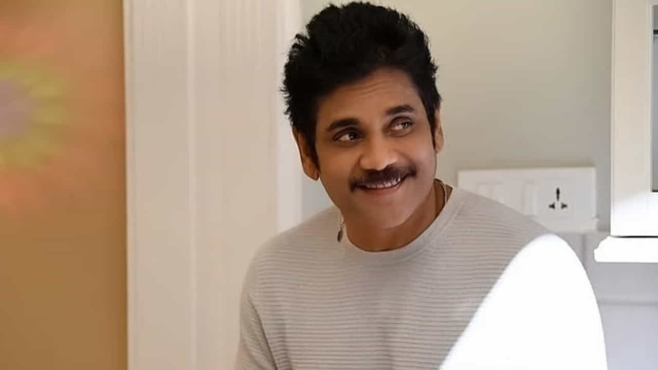 ఒకప్పుడు వరస సినిమాలో ఫుల్ బిజీగా గడిపిన ఈ హీరో. ప్రస్తుతం సినిమాల విషయంలో తమ అభిమానులను కాస్త నిరాశ పరుస్తున్నారనే చెప్పాలి. అయితే ఈ హీరో చాలా సినిమాలను వదులుకున్నాడంట. కథ నచ్చక, డేట్స్ ఖాలీలేక ఇలా చాలా కారణాల వలన బ్లాక్ బస్టర్ హిట్స్ మిస్ చేసుకున్నాడు.