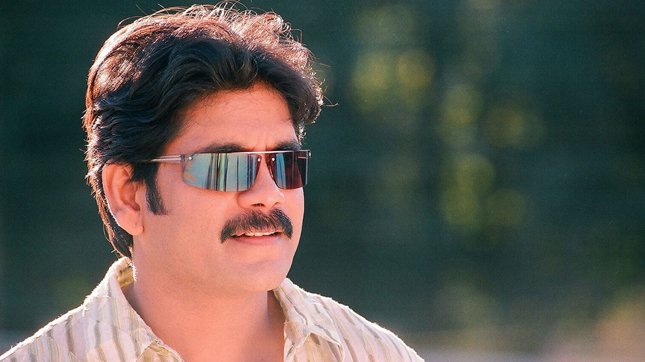 మహేష్ బాబు, వెంకటేష్ కాంబోలో వచ్చిన సీతమ్మ వాకిట్లో సిరిమల్లె చెట్టు సినిమాలో కూడా వెంకటేష్ స్థానంలో ముందుగా దర్శకుడు నాగార్జుననే అనుకున్నాడంట. కానీ నాగ్ తనకు ఆ పాత్ర సెట్ కాదు అని రిజక్ట్ చేయడంతో ఆ మూవీలోకి విక్టరి వెంకటేష్ ఎంట్రీ ఇచ్చి సూపర్ హిట్ అందుకున్నాడు.