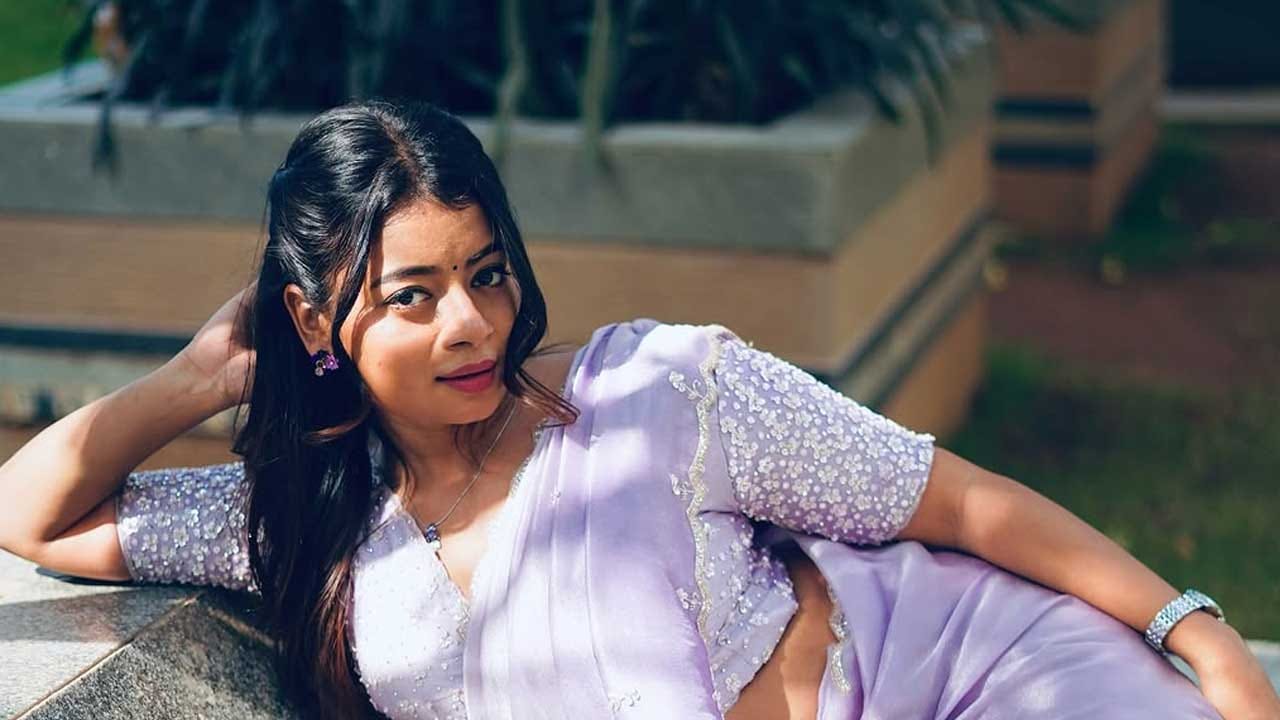 దీంతో మూడు వారలకే హౌస్ నుంచి బయటకు వచ్చేసింది.ఇక బిగ్ బాస్ నుంచి బయటకు వచ్చిన తర్వాత ఈ అమ్మడు సోషల్ మీడియాలో ఫుల్ బిజీగా ఉంటుంది. యూట్యూబ్లో తనకు సంబంధించిన వీడియోలు షేర్ చేస్తూ చాలా యాక్టివ్గా ఉంటుంది.