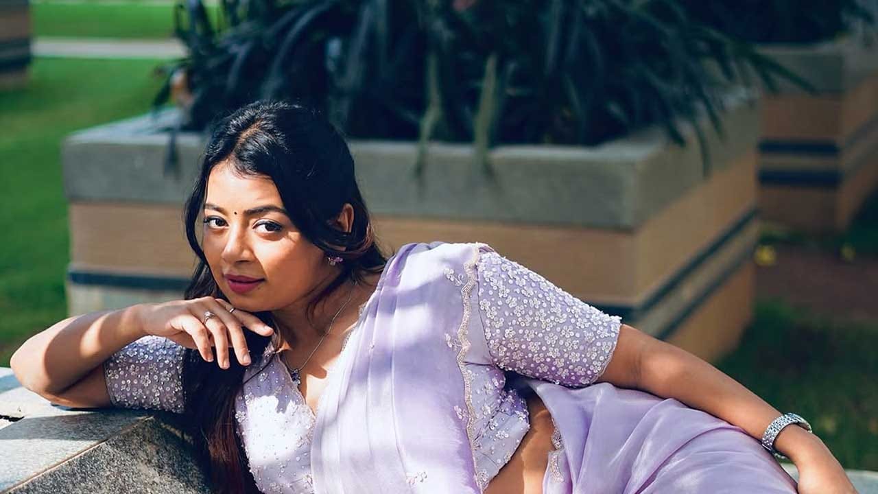 అంతే కాకుండా ఈ ముద్దుగుమ్మ ఈ మధ్య గ్లామర్ కూడా పెంచి తన అందంతో నెట్టింట్లో తెగ సందడి చేస్తుంది. తాజాగ ఈ బ్యూటీ చీరలో తన అందాలతో కుర్రకారుకు సెగలు పుట్టిస్తుంది.కుందనపు బొమ్మలా తయారై తన అందంతో ఆగం చేస్తుంది.