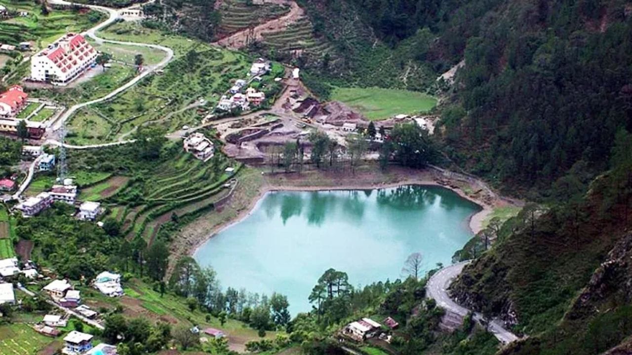 ఉత్తరాఖండ్ నైనిటాల్.. నైనిటాల్ అంటేనే నైని సరస్సు గుర్తుకొస్తుంది. బోటింగ్ చేయడం, మంచు పర్వతాలు చూస్తూ రోప్‌ వేలో ప్రయాణించడం ఇక్కడ ప్రత్యేక అనుభవాలు. ఇక్కడ చల్లని వాతావరణం వేసవిలో ఎంతో ఉపశమనాన్ని ఇస్తుంది. షాపింగ్‌కు అనువైన చిన్నచిన్న మార్కెట్లు కూడా ఉన్నాయి. బడ్జెట్‌కు అనుగుణంగా మంచి హోటళ్లు దొరుకుతాయి.