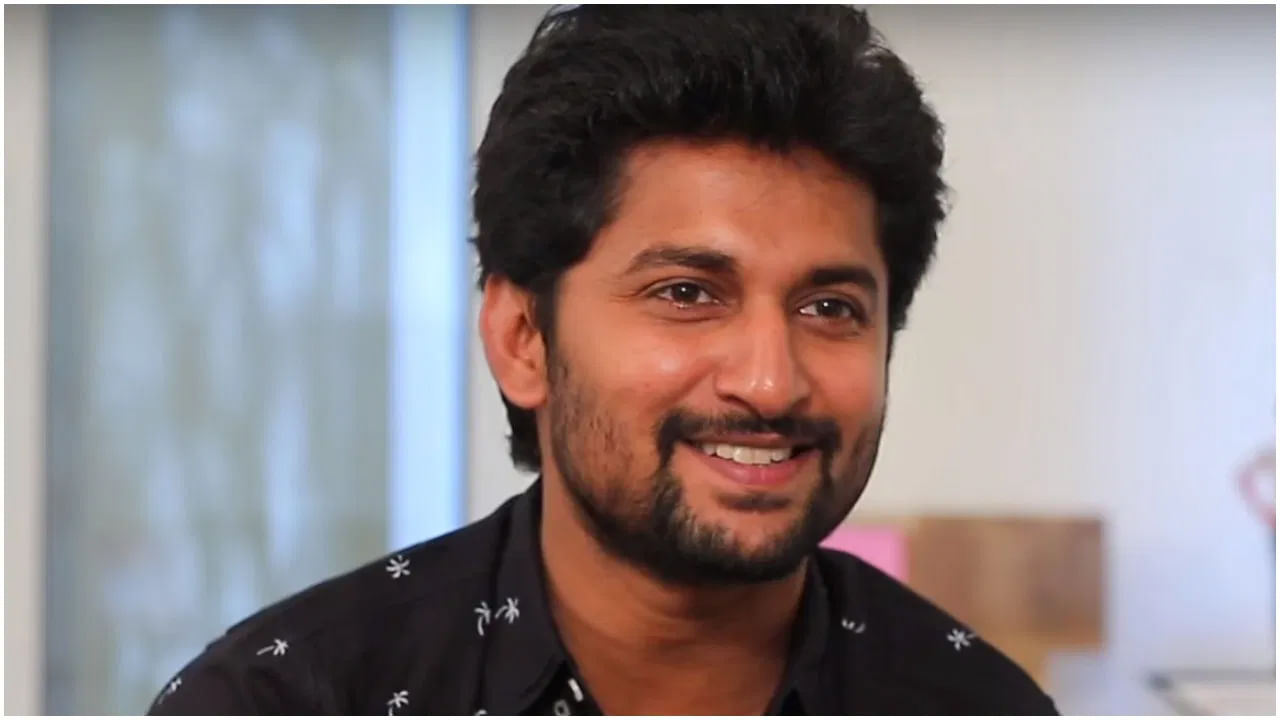 నాని అష్ట చమ్మ సినిమాతో తెలుగు చిత్ర పరిశ్రమలోకి హీరోగా ఎంట్రీ ఇచ్చాడు. ఈ మూవీ మంచి హిట్ అందుకోవడమే కాకుండా, అష్ట చమ్మ సినిమాలో నాని నటనకు విమర్శకుల నుంచి సైతం ప్రశంసలు అందాయి. దీంతో పక్కింటి కుర్రాడు లాంటి పలు సినిమాలు చేశారు. కానీ ఈ మూవీ అంతగా ఆకట్టుకోలేకపోయింది. తర్వాత సమంత, నాని కాంబినేషన్లో ఈగ మూవీ వచ్చింది. ఈ మూవీతో మరోసారి సూపర్ హిట్ తన ఖాతాలో వేసుకున్నాడు నాని.