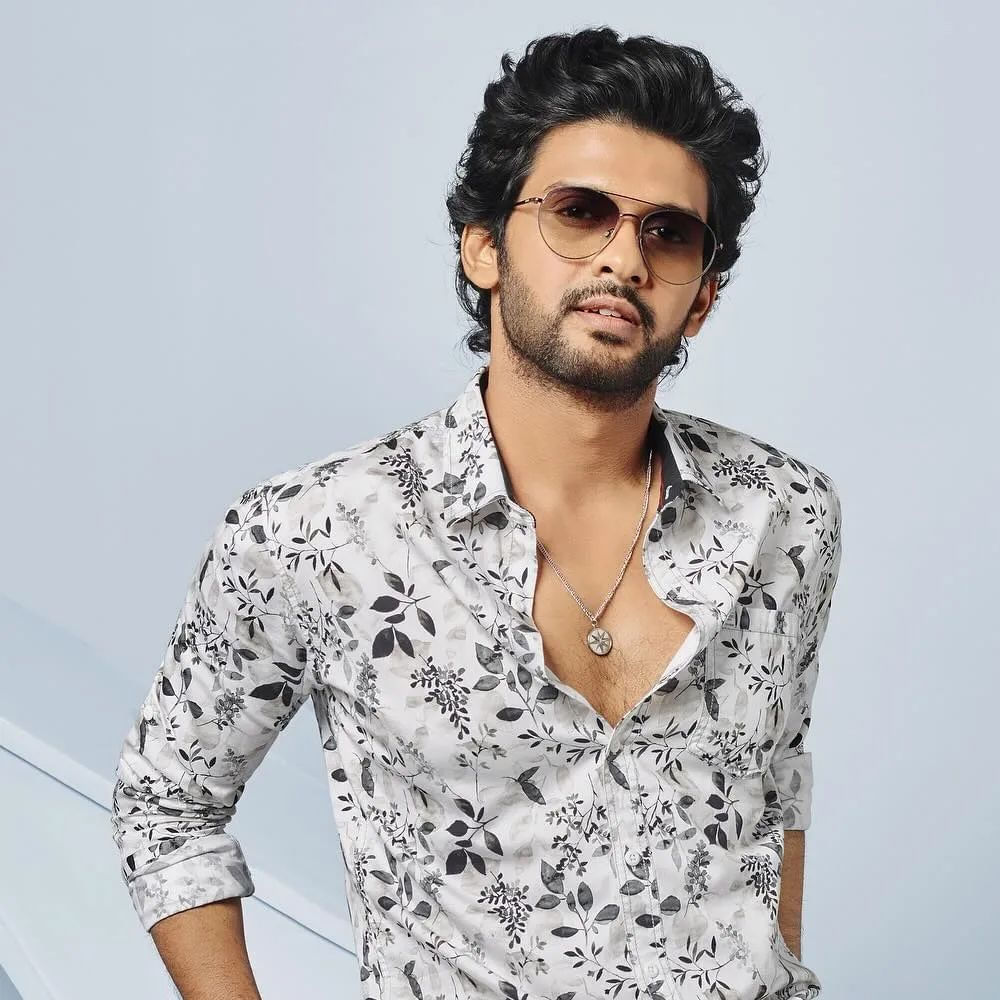 తాజాగా ఈ రేసులోకి ఓ యంగ్  హీరో కూడా ఎంట్రీ ఇచ్చారు. అనగనగా ఒక రాజు సినిమాతో సంక్రాంతి బరిలో దిగుతున్నారు నవీన్‌ పొలిశెట్టి. ఇలా టాలీవుడ్‌లో ఆరు నెలల ముందు నుంచే సంక్రాంతి డేట్స్‌ కోసం పోటి కనిపిస్తోంది.