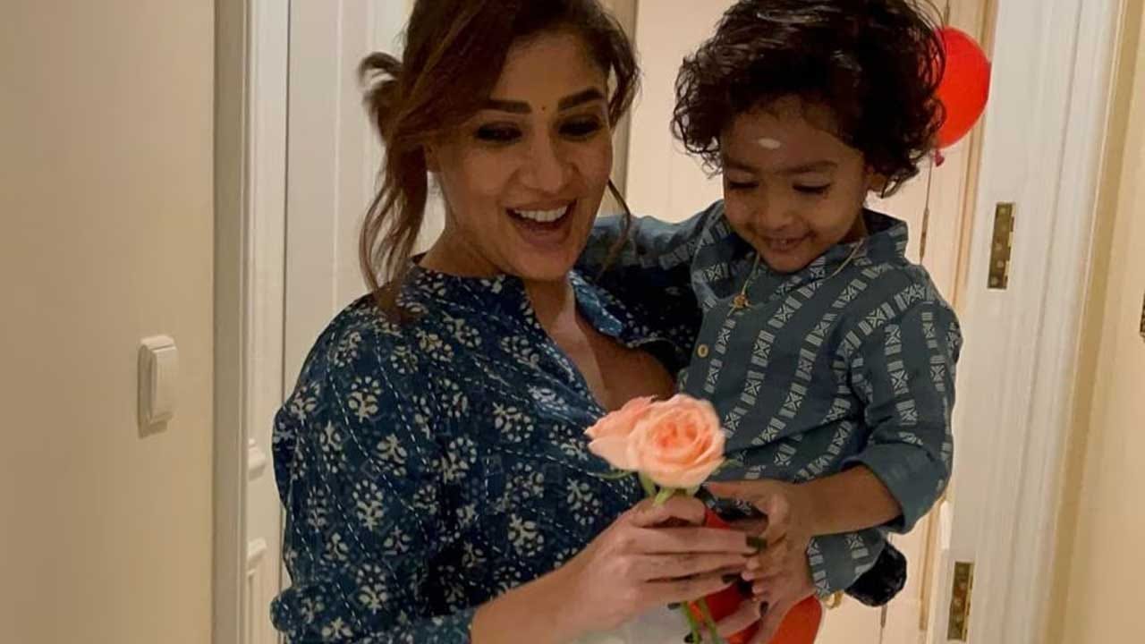 ఇక ఈ అమ్మడు విఘ్నేష్ శివన్ను వివాహం చేసుకున్న విషయం తెలిసిందే. వీరు సరోగసి ద్వారా కవల పిల్లలకు జన్మనిచ్చారు. దీంతో నయన్ తన పిల్లలకు సంబంధిచిన ఫొటోలను ఎప్పుడూ సోషల్ మీడియాలో షేర్ చేస్తూ ఉంటుంది.