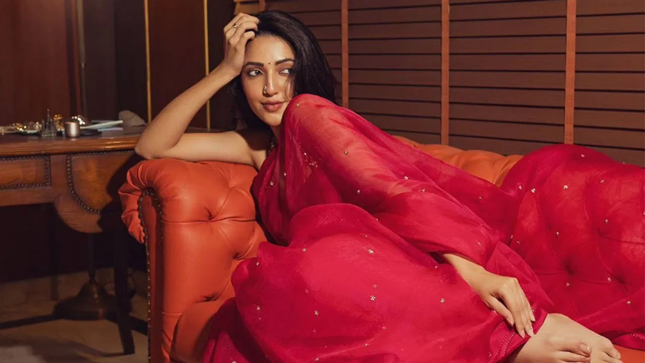 నిన్న మొన్నటి వరకు టాలీవుడ్‌లో సూపర్ ఫామ్‌లో కనిపించారు హాట్ బ్యూటీ నేహా శెట్టి. రాధికగా పాపులర్ అయిన ఈ భామ, అప్‌కమింగ్‌ హీరోలతో వరుస సినిమాలు చేసింది. క్రేజీ ప్రాజెక్ట్స్‌తో మంచి బజ్‌ క్రియేట్ చేసింది.