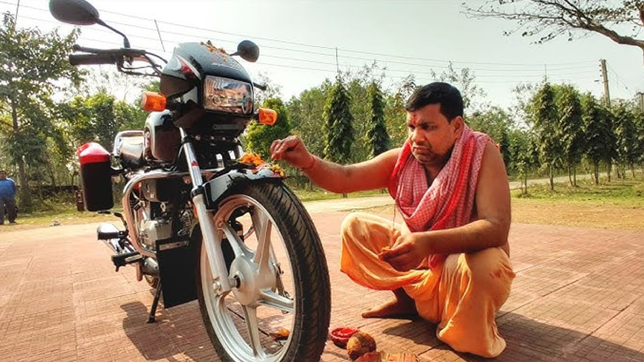 పంతులుగారు మంత్రాలు చదివి, పసుపు, కుంకుమను వాహనంపై వేస్తారు. మూడు నిమ్మకాయలను బండికి కట్టాలి, మిగిలినవి చక్రాల కింద ఉంచాలి. కొబ్బరికాయపై కర్పూరం లేదా కరివేపాకులతో వెలిగించి, బైక్‎ చుట్టూ తిప్పి, దిష్టి తీయాలి. అక్షింతలు, పువ్వులు వేసి దండం పెట్టడంతో పూజ పూర్తవుతుంది. పూజ తర్వాత, ఇతర దేవాలయాలకు వెళ్ళవచ్చు.