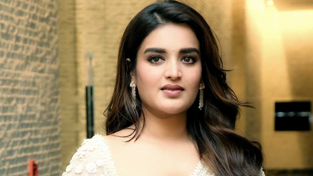 బ్యూటీ నిధి అగర్వాల్ గురించి ఎంత చెప్పినా తక్కువే. అందం, అభినయం ఈ ముద్దుగుమ్మ సొంతం. మార్వాడి కుటుంబంలో జన్మించిన ఈ చిన్నది మోడలింగ్ చేసి, తద్వారా సినిమాల్లోకి అడుగుపెట్టింది. 