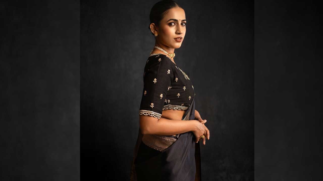 కానీ ఈ బ్యూటీ చేసిన పలు సినిమాలు హిట్ అవ్వకపోవడంతో ఈ బ్యూటీ నటనకు గుడ్ బై చెప్పేసి నిర్మాతగా మారి పలు సినిమాలను తెరకెక్కిస్తుంది. ఈ మధ్య రిలీజైన కమిటీ కుర్రాల్లతో మంచి హిట్ అందుకుంది ఈ ముద్దుగుమ్మ.