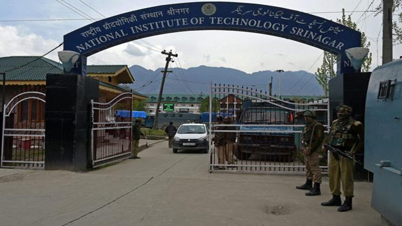 Srinagar: సరిహద్దుల్లో ఉద్రిక్తత.. శ్రీనగర్‌ ఎన్‌ఐటీలో విద్యార్థుల ఆందోళన