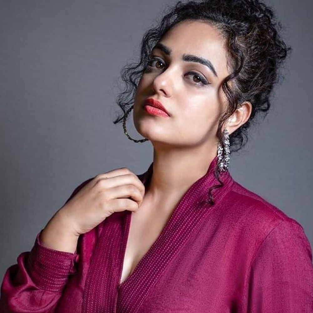 1998లో హనుమాన్ సినిమాతో బాలనటిగా తెరంగేట్రం చేసింది నిత్యా మీనన్. ఆ తర్వాత తెలుగు, తమిళం, మలయాళం భాషలలో కథానాయికగా ఆఫర్స్ అందుకుంటూ దూసుకుపోయింది. ఈ బ్యూటీకి బాలీవుడ్‌లో కూడా చాలా అవకాశాలు వచ్చాయి. కానీ తాను దక్షిణ భారత చిత్ర పరిశ్రమలో సంతోషంగా ఉన్నానని చెప్పుకొచ్చింది. 