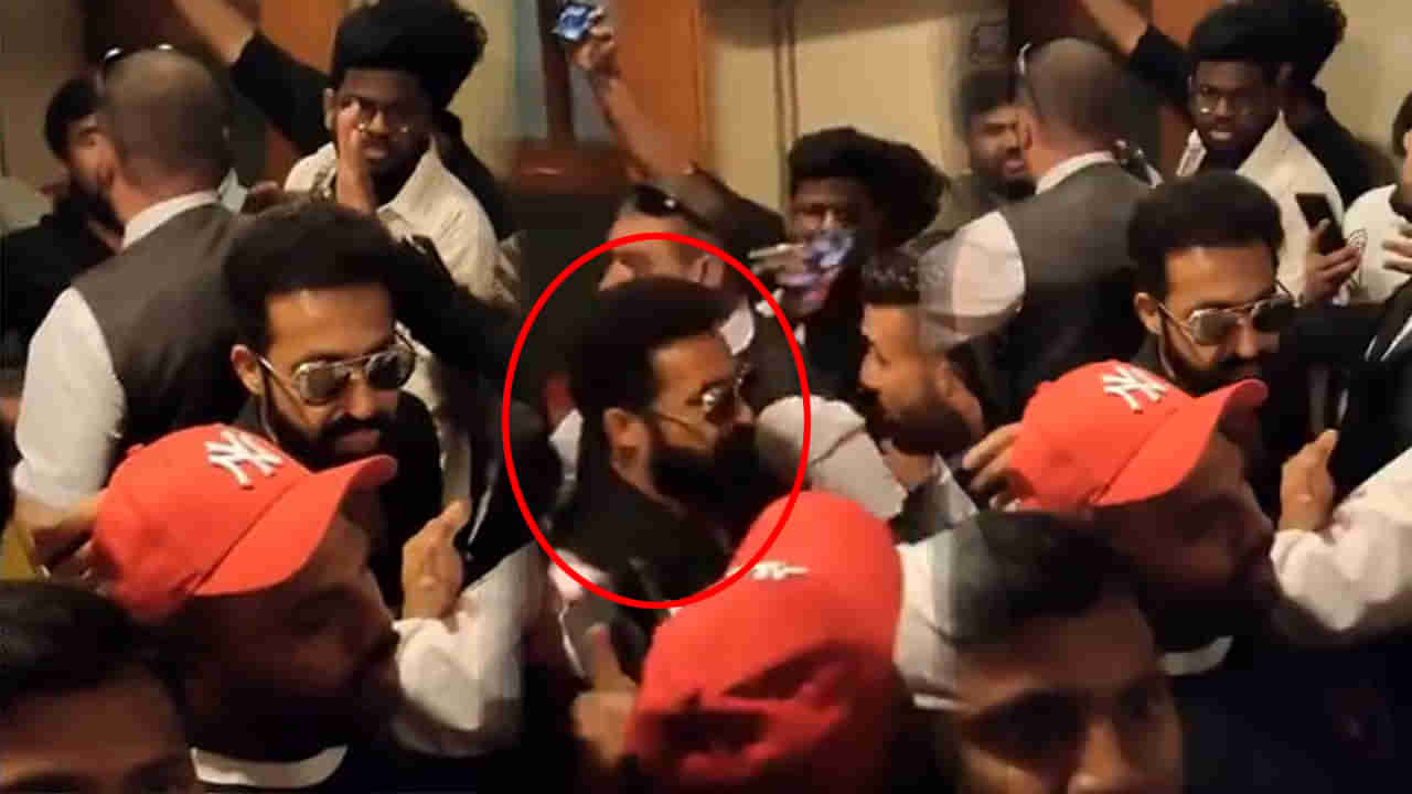 NTR : అతి అభిమానం కూడా ఇబ్బందే.. తారక్‌ను ఉక్కిరిబిక్కిరి చేసిన ఫ్యాన్స్.. చివరకు