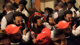 తారక్ను ఉక్కిరిబిక్కిరి చేసిన ఫ్యాన్స్ తారక్ను ఉక్కిరిబిక్కిరి చేసిన ఫ్యాన్స్