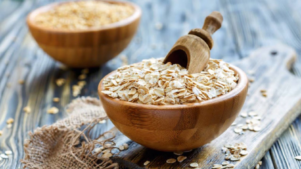 ప్రతి ఉదయం ఓట్స్ తీసుకోవడం శరీరానికి తేలికపాటి, తృప్తికరమైన ఆహారంగా పని చేస్తుంది. ఇందులో ఉండే బీటా గ్లూకాన్ అనే ఫైబర్ రకం పొట్టలో కొవ్వు పేరుకునే అవకాశాన్ని తగ్గిస్తుంది. అలాగే బ్లడ్ షుగర్ స్థాయులను స్థిరంగా ఉంచుతుంది.