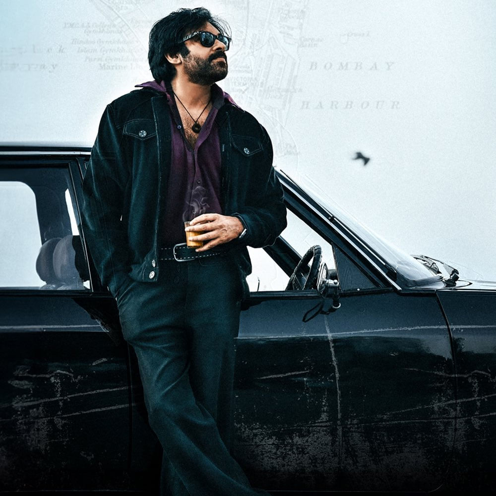 పనిలో పనిగా ఓజీ గురించి కూడా మాట్లాడుకుంటున్నారు. ఈ నెల్లోనే ఓజీ షెడ్యూల్కి హాజరు కానున్నారు పవర్స్టార్. ఈ మూవీలో షర్ట్ లెస్ సీన్స్ చేయడానికి పవర్స్టార్ ఓకే చెప్పారన్నది వైరల్ న్యూస్. కెరీర్ బిగినింగ్లో అలా కనిపించారు పవన్.