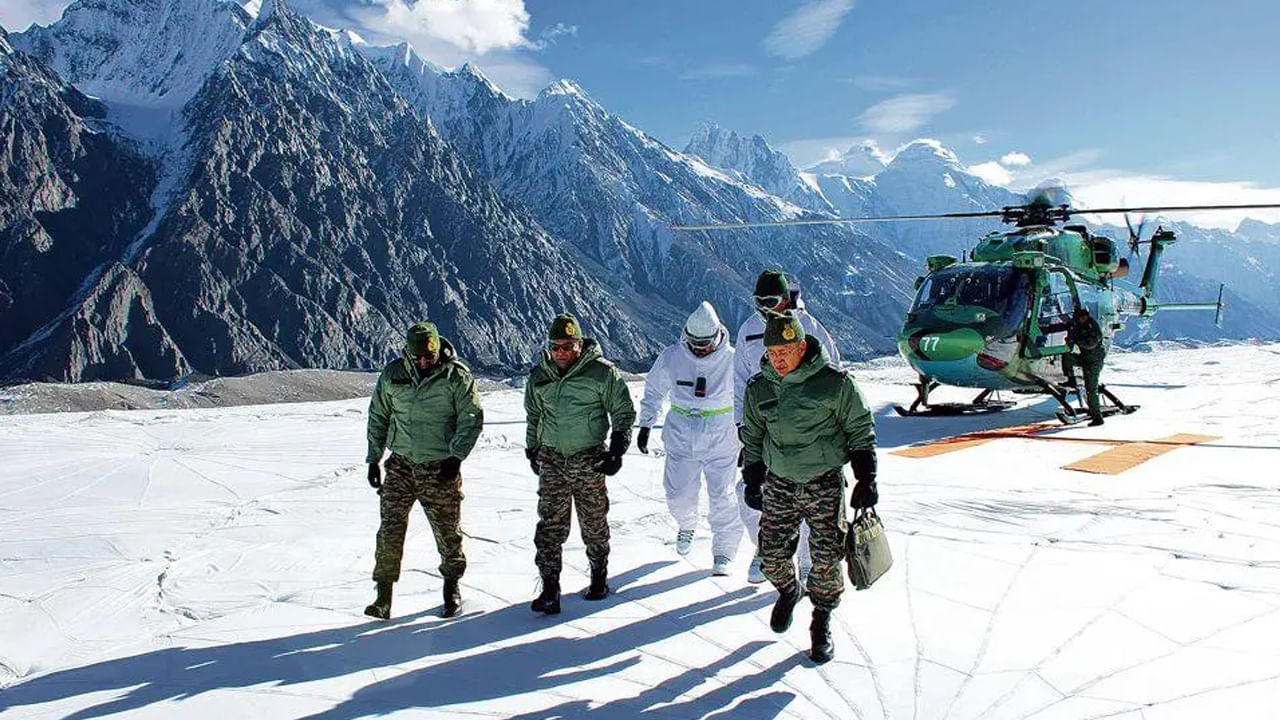 Operation Meghdoot 1984 (Siachen conflict): ప్రపంచంలోనే అత్యంత ఎత్తైన యుద్ధభూమి అయిన సియాచిన్లోకి అడుగుపెట్టి దానిని స్వాధీనం చేసుకున్న మొదటి దేశం భారతదేశం. ఈ ఆపరేషన్ భారతదేశ వ్యూహం, ధైర్యానికి ఒక చిహ్నం. ఇది నేటికీ ఉంది. ఆపరేషన్ మేఘదూత్ అనేది సియాచిన్ హిమానీనదంపై నియంత్రణ సాధించడానికి భారత సైన్యం 1984 ఏప్రిల్ 13న ప్రారంభించిన సైనిక చర్య. ప్రపంచంలోనే అత్యంత ఎత్తైన యుద్ధభూమిపై జరిగిన మొదటి దాడి ఇది. దీనిలో భారత సైన్యం హిమానీనద శిఖరాలను స్వాధీనం చేసుకుని పాకిస్తానీయులకు మన బలం ఏమిటో చూపించింది.