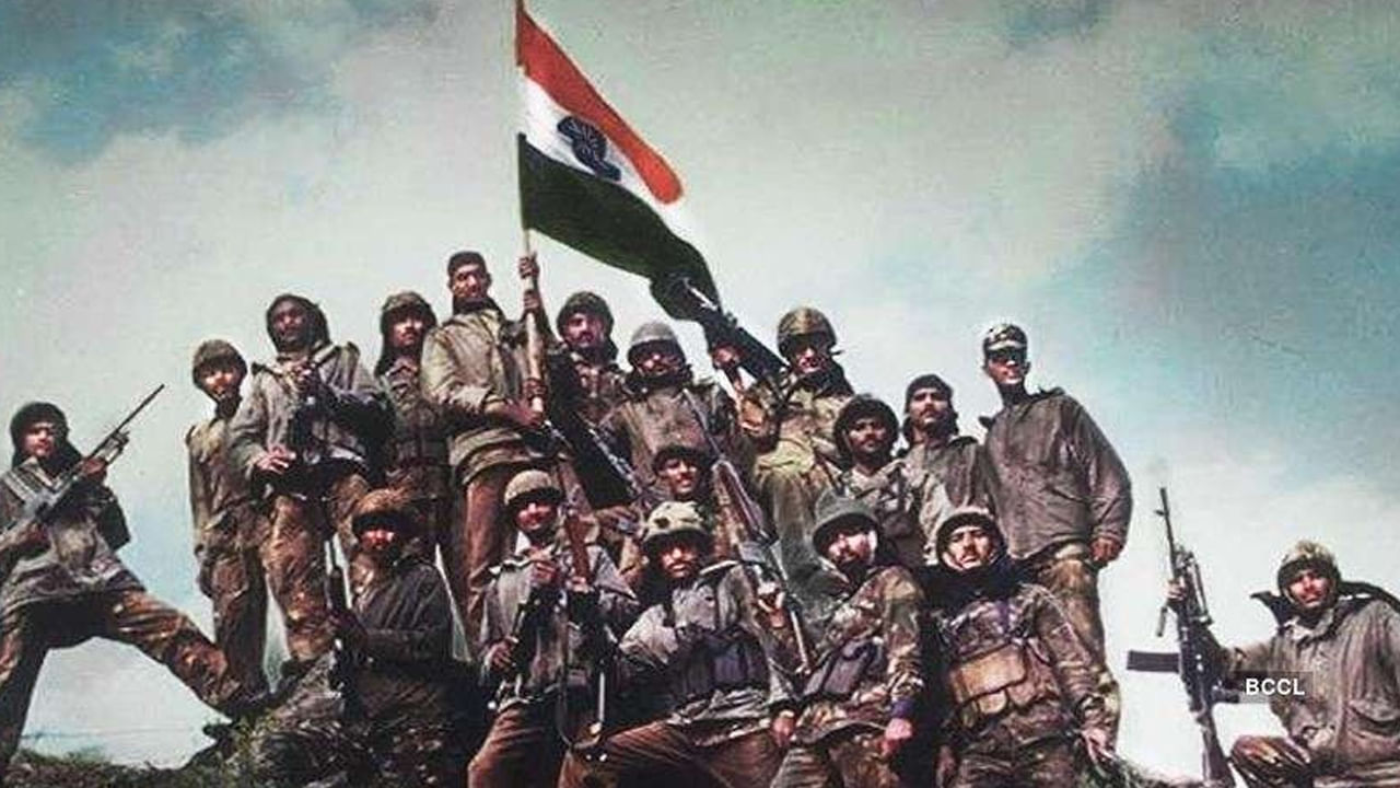 Operation Vijay (1999 Kargil conflict): ఆపరేషన్ విజయ్ ఇప్పటికీ అందరి మనసులలో గుర్తుండిపోయింది. భారత సైన్యం పాకిస్తాన్ను ఘోరంగా ఓడించినప్పుడు 1999లో, పాకిస్తాన్ సైన్యం కార్గిల్ కొండలపైకి చొరబడింది. దీనికి ప్రతిస్పందనగా భారతదేశం ఆపరేషన్ విజయ్ను ప్రారంభించింది. దాదాపు రెండు నెలల పోరాటం తర్వాత, భారతదేశం చేజార్చుకున్న అన్ని ప్రాంతాలను తిరిగి స్వాధీనం చేసుకుంది. ఈ ఆపరేషన్ భారత సైన్యం ధైర్యం, వ్యూహానికి ఒక గొప్ప ఉదాహరణగా నిలిచింది.
