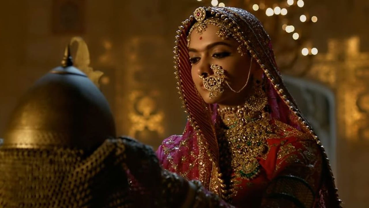 దీపికా పడుకోణె ప్రధానపాత్రగా వచ్చిన పద్మావత్ మూవీ కోసం సంజయ్ లీలా భన్సాలీ గంభీరమైన రాజ్పుత్ కాలం నాటి రాజభవనాలు, విలాసవంతమైన కోర్టు గదులు, రాజ కారిడార్లను పునఃసృష్టించారు. ఈ సెట్లకు కోసం దాదాపు రూ. 30 కోట్ల ఖర్చు అయింది. ND స్టూడియోస్, ఫిల్మ్ సిటీలో చిత్రీకరించబడిన ఈ విశాలమైన నిర్మాణం జరిగింది.