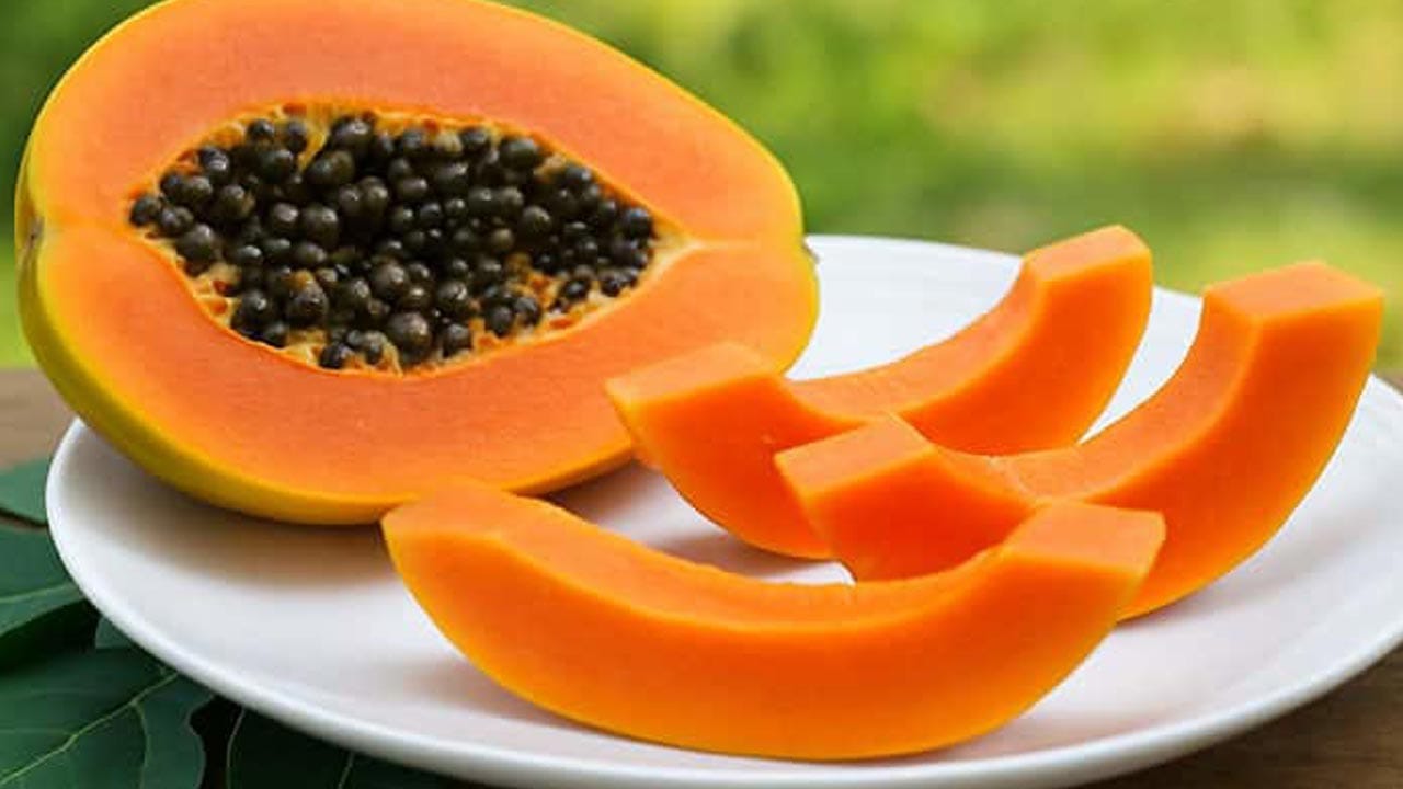 బొప్పాయిలో కైమోపాపైన్ అనే ఎంజైమ్ ఉంటుంది. దీనిలోని ప్రోటీన్లు పేగు ఆరోగ్యానికి సహాయపడతాయి.. కాబట్టి ఇది ఆరోగ్యానికి మంచిది. బొప్పాయి తినడం వల్ల రోగనిరోధక శక్తి పెరుగుతుంది. దీనివల్ల సీజనల్ వ్యాధులు రాకుండా ఉంటాయి. దీనిలోని విటమిన్లు సీజనల్ వ్యాధుల నుండి రక్షిస్తాయి.. ముఖ్యంగా జలుబు లేదా దగ్గు రాకుండా ఉండటం నుంచి కాపాడతాయి.. బొప్పాయిలో యాంటీఆక్సిడెంట్లు కూడా పుష్కలంగా ఉన్నాయి. ఇందులో బీటా కెరోటిన్.. లైకోపీన్ ఉంటాయి. ఇది వాపు .. ఆక్సీకరణ నష్టం నుండి రక్షిస్తుంది.