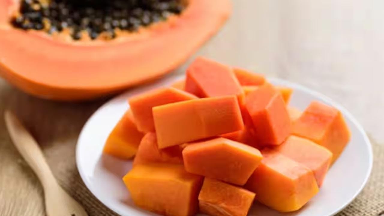 బొప్పాయి తినడం ద్వారా మీరు సులభంగా బరువు తగ్గవచ్చు. ఎందుకంటే ఇందులో ఫైబర్ ఉంటుంది. కాబట్టి కడుపు నిండిన భావన ఎక్కువగా ఉంటుంది.. దీంతో అతిగా తినరు. ఇందులో కేలరీలు కూడా తక్కువగా ఉంటాయి. దీని వల్ల మీరు సులభంగా బరువు తగ్గవచ్చు. 