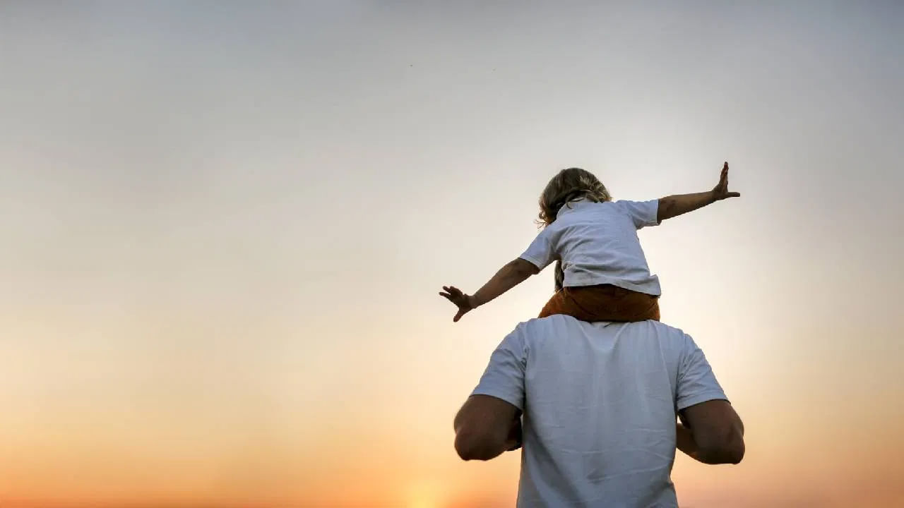 పిల్లల అభివృద్ధిలో తల్లి, తండ్రి చాలా ముఖ్యం. తల్లిదండ్రుల పాత్ర పిల్లలపై ప్రభావం చూపుతుంది. పిల్లలకు తండ్రులే ఆదర్శప్రాయులు. చాలా మంది పిల్లలు తమ తల్లి మాట వినకపోవచ్చు కానీ తమ తండ్రి మాటకు మాత్రం చాలా అవిధేయత చూపుతారు. అయితే తండ్రి తన పిల్లలకు సమాజంలో ఎలా జీవించాలి? కష్టాలను ఎలా ఎదుర్కోవాలి? వంటి కొన్ని విషయాలను నేర్పించాలి. ఇది ప్రతి తండ్రి బాధ్యత.