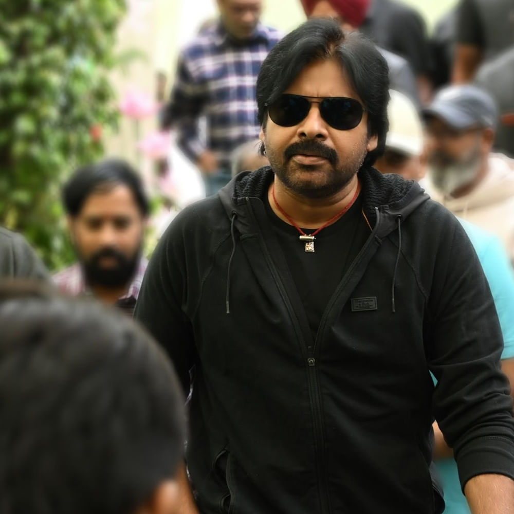 అందుకే వరసగా డేట్స్ ఇచ్చేస్తున్నాడు. ఇప్పటికే హరిహర వీరమల్లు పూర్తైపోయింది.. ఇప్పుడు ఓజి వంతు. అయినా అప్పుడంటే అధికారంలో లేడు కాబట్టి సినిమాలు చేసారు గానీ ఇప్పుడెక్కడ కుదురుతుంది..? పైగా ఆయన డిప్యూటీ సీఎం కూడా.. ఇలాంటి టైంలో సినిమాలు ఊహించలేం అనుకున్న వాళ్లకు షూటింగ్‌కు వచ్చి సమాధానం ఇస్తున్నాడు. 