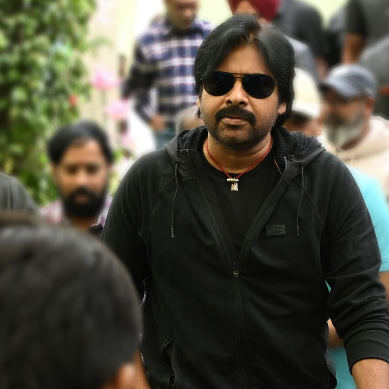 అందుకే వరసగా డేట్స్ ఇచ్చేస్తున్నాడు. ఇప్పటికే హరిహర వీరమల్లు పూర్తైపోయింది.. ఇప్పుడు ఓజి వంతు. అయినా అప్పుడంటే అధికారంలో లేడు కాబట్టి సినిమాలు చేసారు గానీ ఇప్పుడెక్కడ కుదురుతుంది..? పైగా ఆయన డిప్యూటీ సీఎం కూడా.. ఇలాంటి టైంలో సినిమాలు ఊహించలేం అనుకున్న వాళ్లకు షూటింగ్‌కు వచ్చి సమాధానం ఇస్తున్నాడు. 