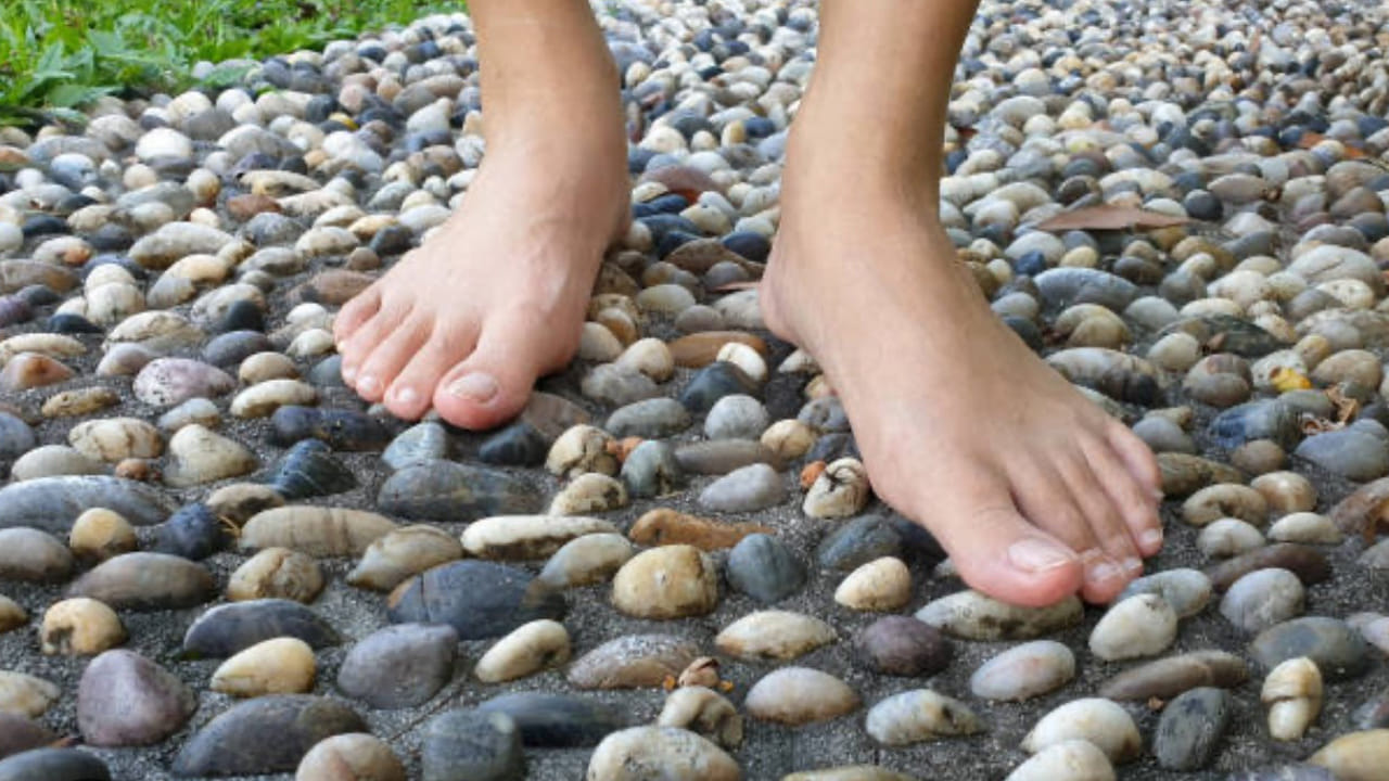గులకరాళ్లపై వాకింగ్‌ చేస్తే ఇన్ని లాభాలా..? ఆరోగ్య ప్రయోజనాలు తెలిస్తే..