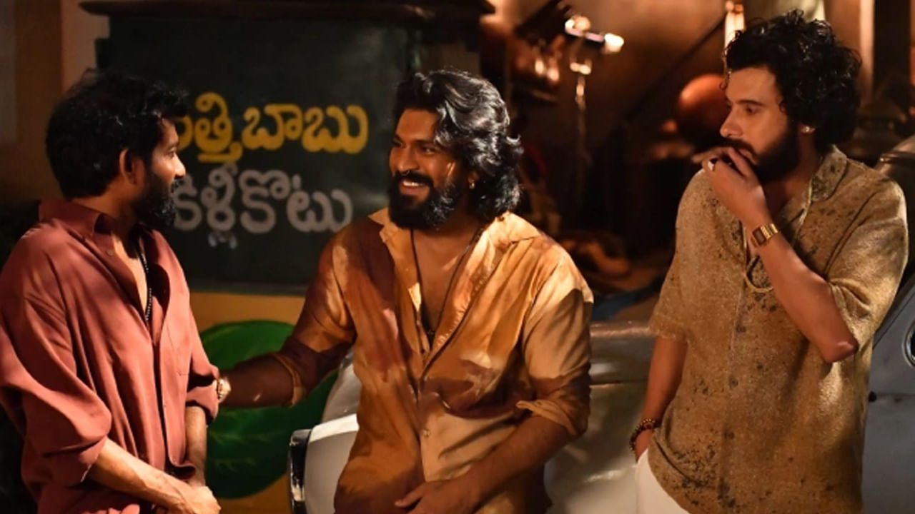Peddi Movie: ఏమున్నాడ్రా బాబూ.. రామ్ చరణ్ మాస్ లుక్ అదిరింది.. పెద్ది సెట్స్ నుంచి ఫోటోస్ షేర్ చేసిన బుచ్చిబాబు..