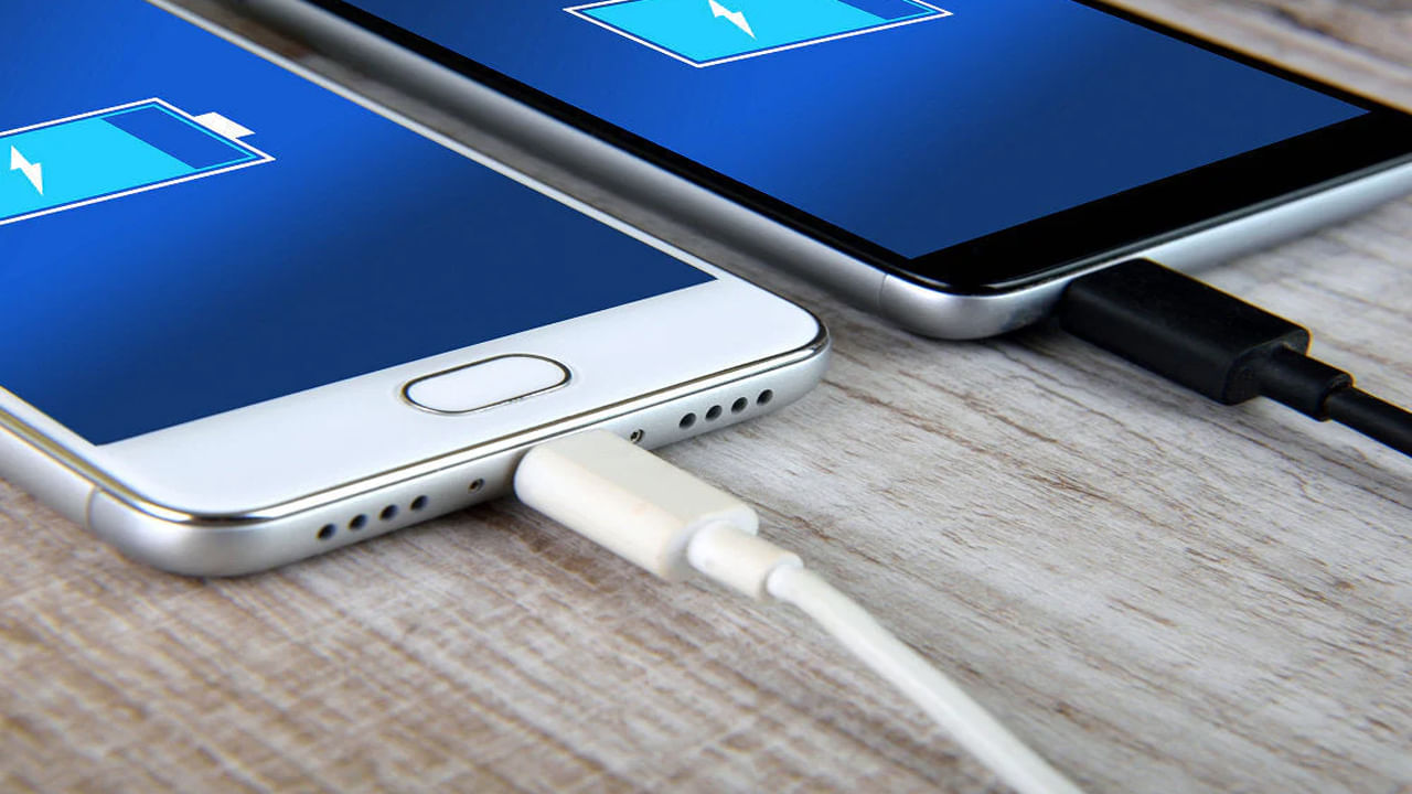 సాధారణంగా ఫోన్ ఛార్జర్ శక్తి 5 నుంచి 20 వాట్ల మధ్య ఉంటుంది. ఒక సాధారణ ఛార్జర్ దాదాపు 5 వాట్స్. ఫాస్ట్ ఛార్జర్లు 18-20 వాట్స్ లేదా అంతకంటే ఎక్కువ ఉండవచ్చు. ఫోన్ పూర్తిగా ఛార్జ్ కావడానికి దాదాపు 1 నుంచి 2 గంటలు పడుతుంది. ఇది ఫోన్ మోడల్,ఛార్జర్పై ఆధారపడి ఉంటుంది.