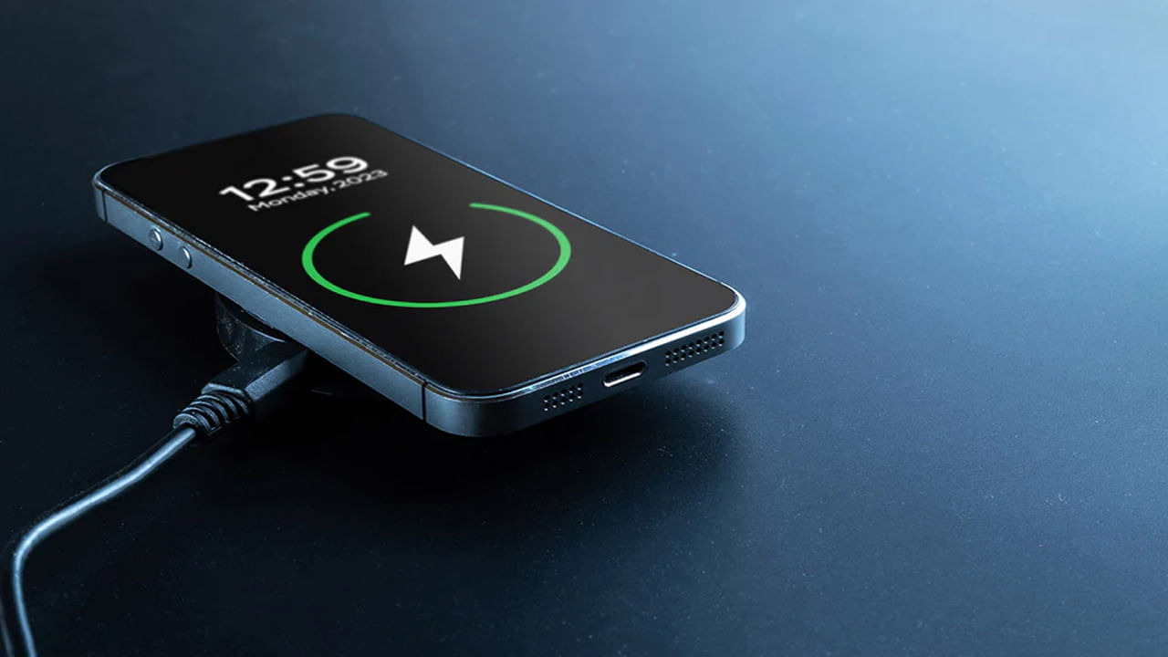 ఫోన్ను రోజుకు ఒకసారి ఛార్జ్ చేస్తే 0.02 యూనిట్ల విద్యుత్ ఖర్చవుతుంది. కాబట్టి వార్షిక వినియోగం 0.02 × 365 = సంవత్సరానికి సుమారు 7 నుంచి 10 యూనిట్ల విద్యుత్ ఖర్చు అవుతుంది. విద్యుత్ రేటు యూనిట్కు రూ.2.70 అయితే, సంవత్సరానికి ఛార్జింగ్ ఖర్చు రూ.958 వరకు ఉంటుంది. అయితే, ఈ ఖర్చు యూనిట్ ఖర్చుపై ఆధారపడి ఉంటుంది. ఆయా రాష్ట్రంలో ప్రస్తుత యూనిట్ విద్యుత్ రేటు ఆధారంగా ఫోన్ను ఛార్జ్ చేయడానికి ఎంత ఖర్చవుతుందో అంచనా వేయవచ్చు.